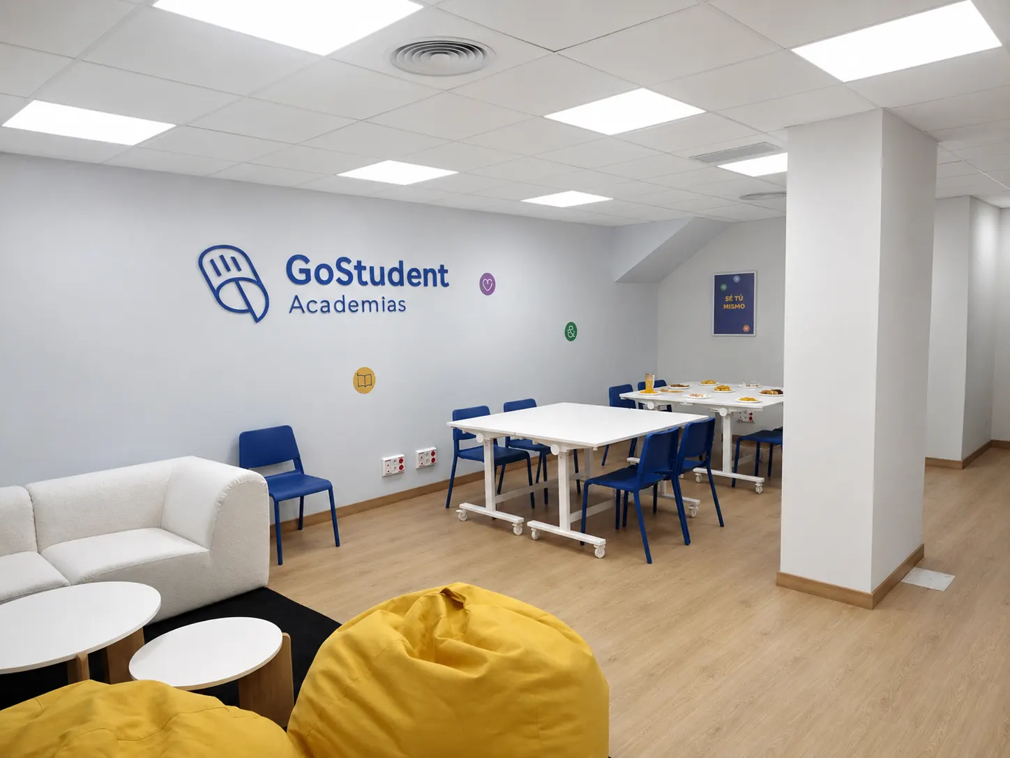 Academia GoStudent Barcelona Les Corts — zona común
