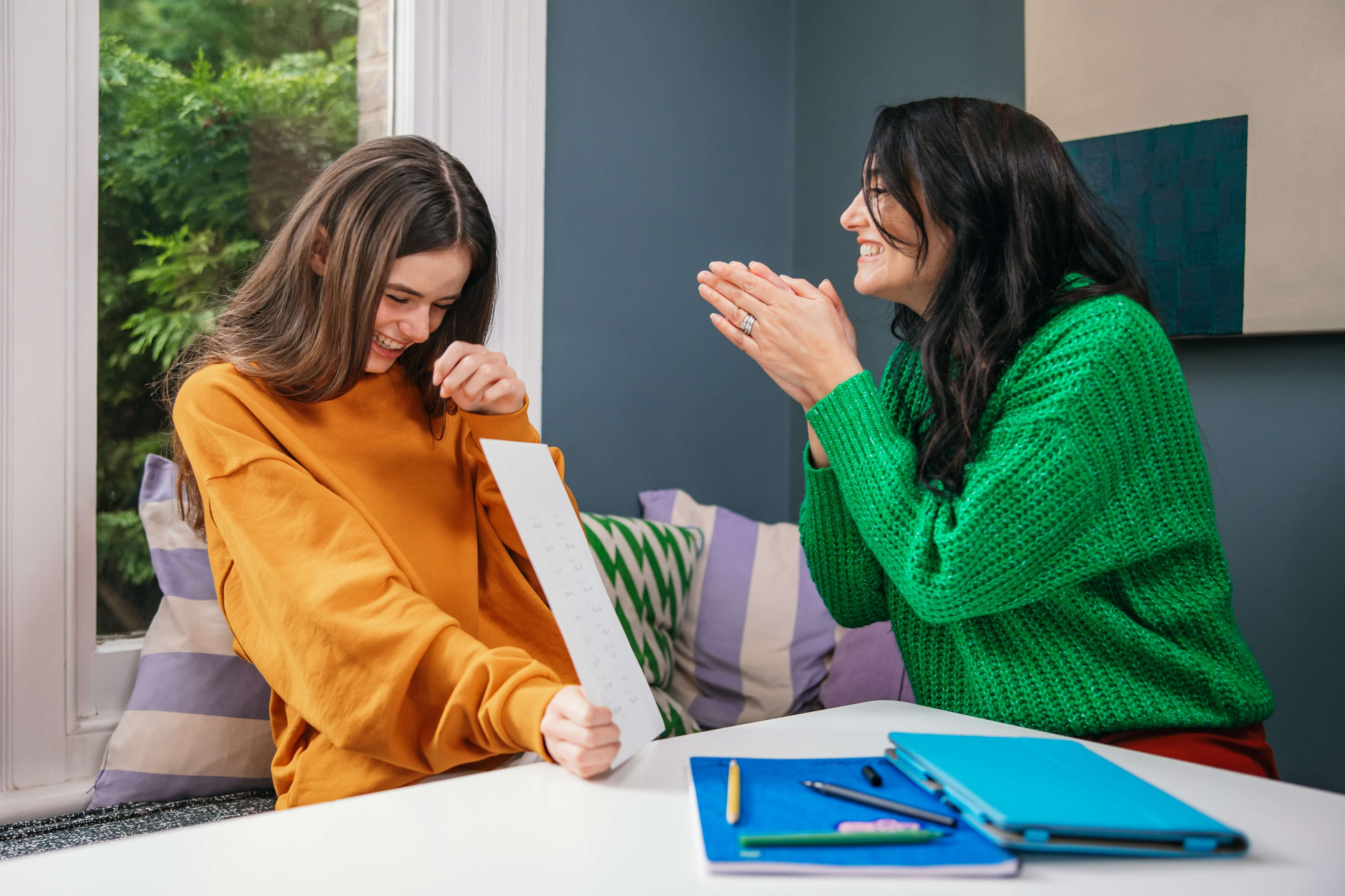 Schüler*innen im Gespräch im Schulflur