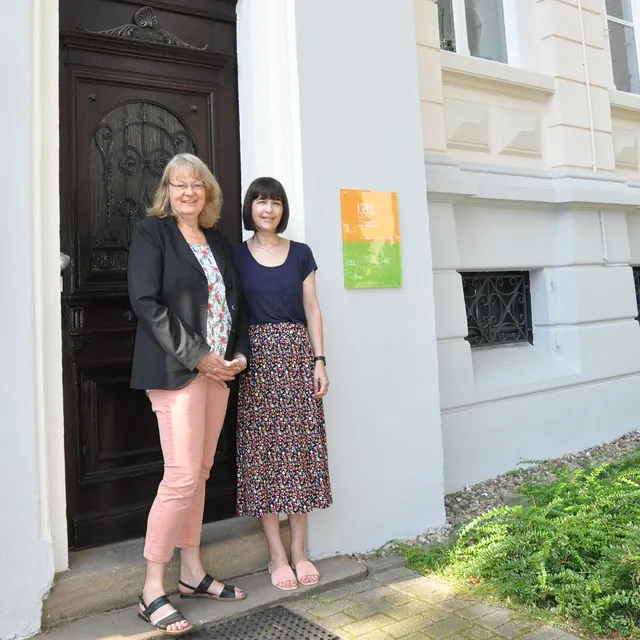 Das Team des I.D.L. Dortmund vor dem Institut