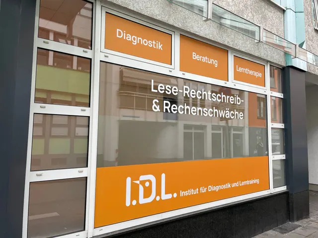 Schaufenster des I.D.L. Leverkusen in der Birkenbergstraße 18