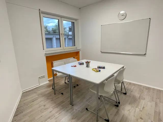 Lernraum mit Whiteboard im I.D.L. Leverkusen
