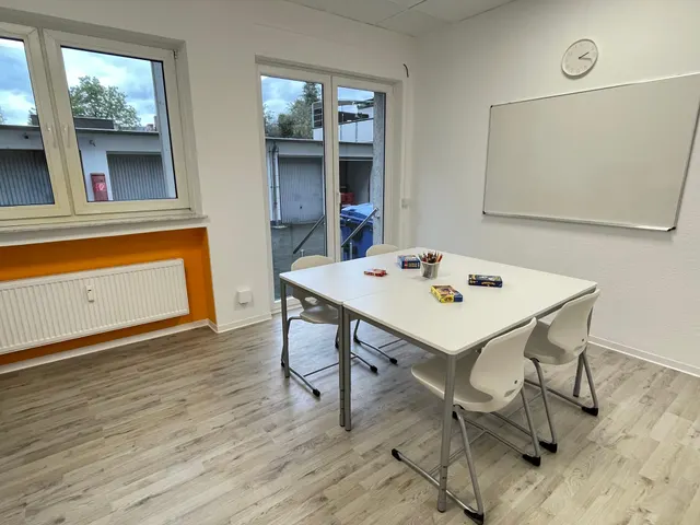 Heller Lernraum mit Terrassentür im I.D.L. Leverkusen