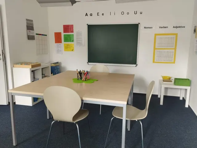 Lernraum mit Tafel im I.D.L. Marl