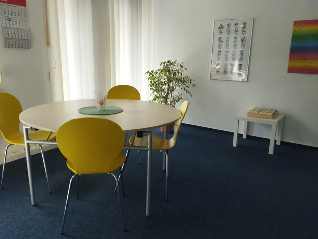 Lernraum mit rundem Tisch im I.D.L. Marl