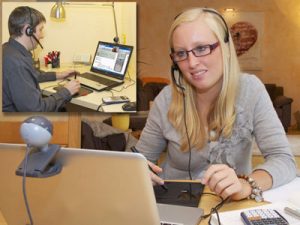 Schülerin und Lehrer beim Online Lernen