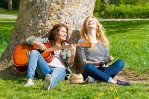 Freundinnen spielen Gitarre
