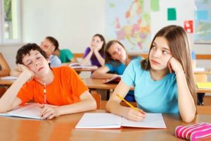 Müde Schüler im Unterricht - hilft spätere Unterrichtsbeginn?