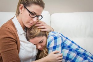 Mutter tröstet Kind in der Pubertät