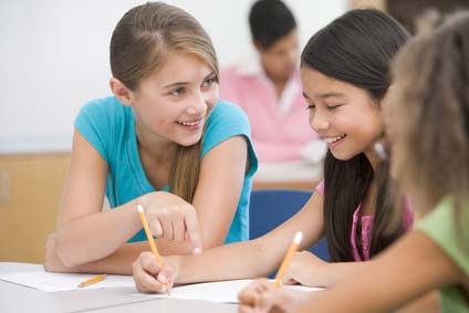 Schülergruppe beim Lernen für weiterführende Schulen