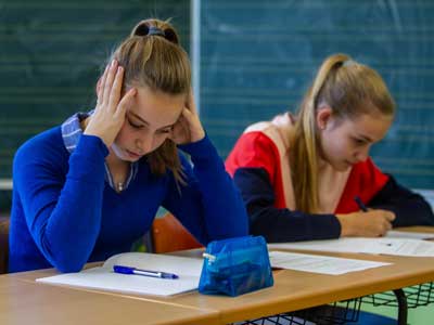 Hilfe bei Schulstress - Schülerin lernt