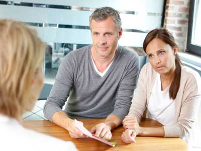 Eltern und Lehrerin beim Lernentwicklungsgespräch