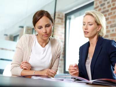 Mutter und Lehrerin im Lernentwicklungsgespräch