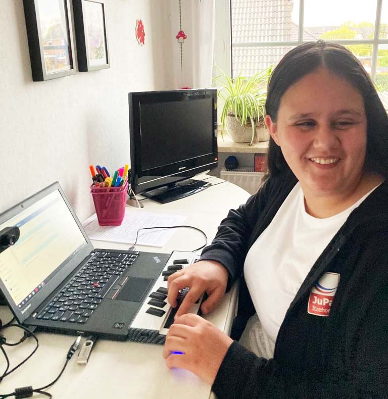 Julina mit ihrem Laptop bei Online-Nachhilfe