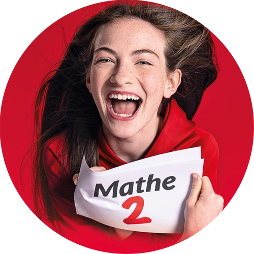 Mädchen freut sich mit einem Zettel in der Hand auf dem Mathe 2 steht.