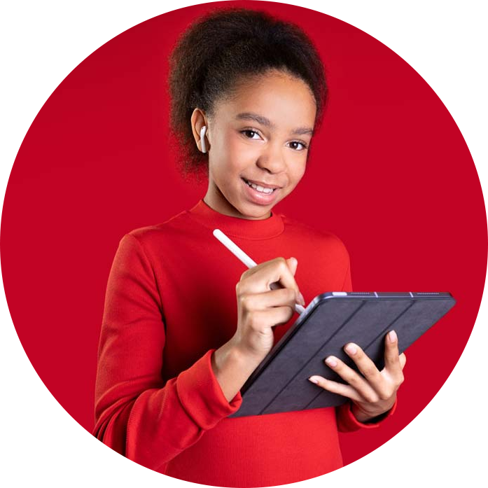 Eine Schülerin im roten Pullover hält ein Tablet mit Stift in der Hand.
