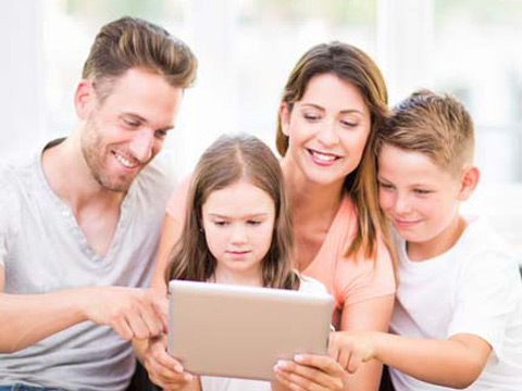 Familie am Tablet | Journal