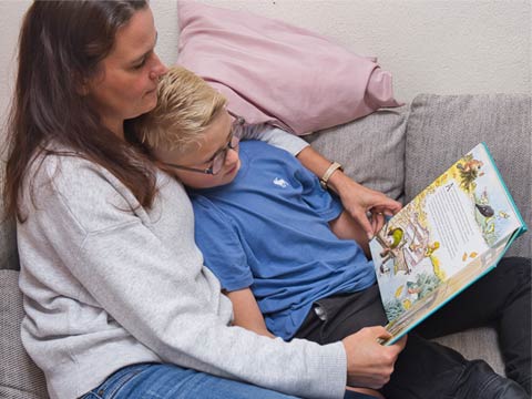 Mutter liest Kind vor