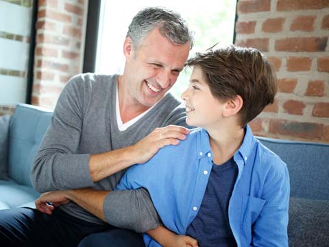 Vater und Sohn auf einer Couch