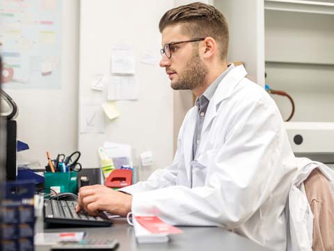 Naturwissenschaftliche Berufe - Mann am Computer.