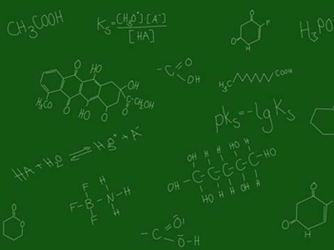 Chemische Formeln an der Tafel.