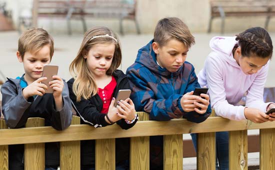 Umgang mit Smartphone, PC und Tablet für Kinder