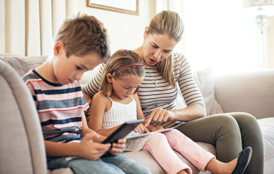 Umgang mit Medien in der Familie. Tipps zu Social Media, Apps und Online-Spielen.