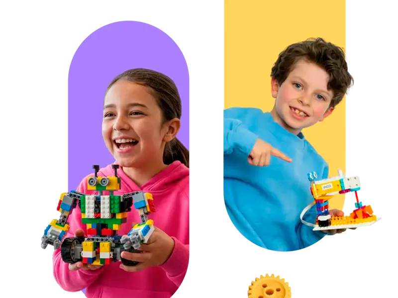 Zwei Kinder zeigen stolz ihre selbst gebauten und programmierten LEGO-Roboter.