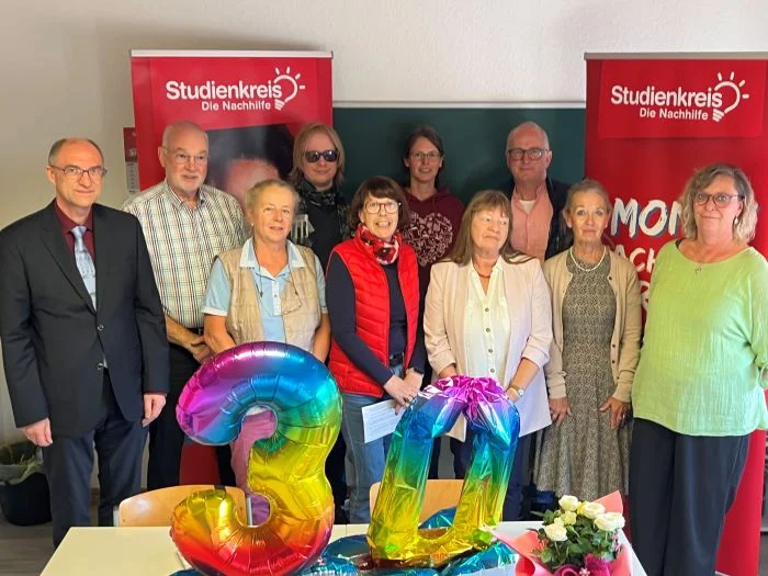 Übergabe der Nachhilfestipendien zum 30-jährigen Jubiläum im Studienkreis Winsen/Aller. Vordere Reihe von links nach rechts: 1. Gemeinderat Dirk Burghardi, Lehrkraft Christel Flint-Hohls, Studienkreisleitung Karin Hoy, Lehrkraft Renate Ringleb, Lehrkraft Leena Hartkemeier, Fraktionsvorsitzende im Gemeinderat Ina Boy. Hintere Reihe von links nach rechts: die Lehrkräfte Joachim Kronhardt, Christoph Steindamm, Anke Krage, Michael Kloth