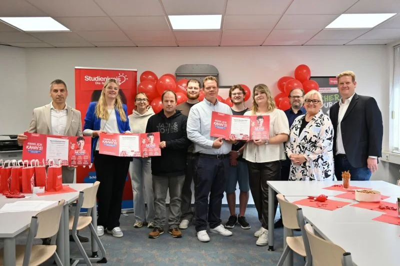 Gruppenfoto zur Übergabe der Nachhilfestipendien beim Tag der offenen Tür im Studienkreis Büren