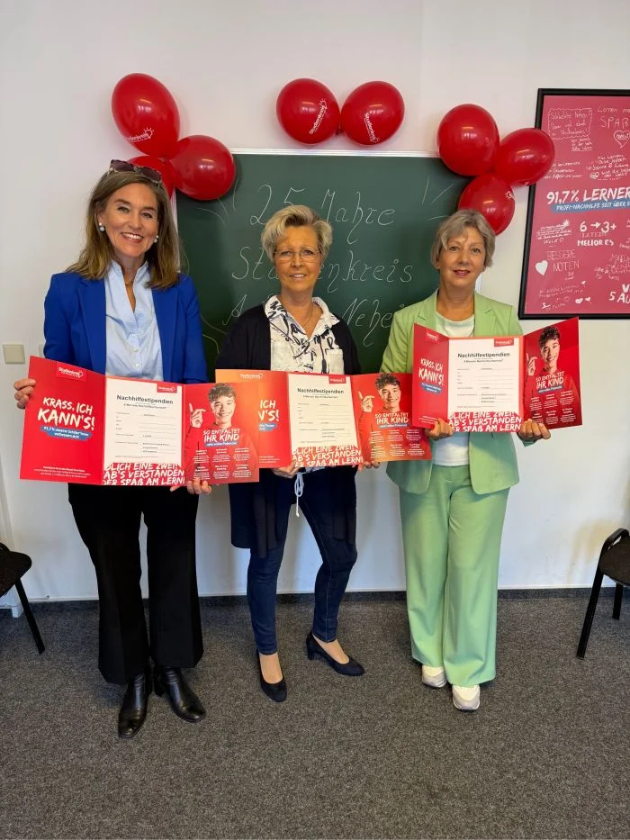 Übergabe der Nachhilfestipendien zum 25-jährigen Jubiläum im Studienkreis Arnsberg-Neheim. Von links nach rechts: Esther von Kuczkowski (Dezernentin für Bildung, Kultur und Sport der Stadt Arnsberg), Astrid Blome (Leitung Studienkreis), Susan Saterdag-Temmhoff (Gebietsleitung Studienkreis)