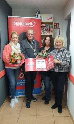 Studienkreis Unterhaching spendet Nachhilfegutscheine  an Bürgermeister Wolfgang Panzer