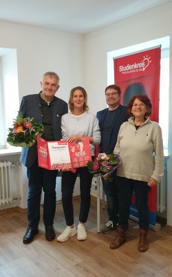Studienkreis Nachhilfe Moosburg spendet Nachhilfegutscheine zum 15-jährigen Jubiläum