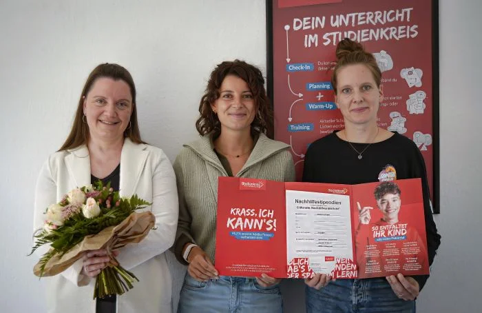 Übergabe der Nachhilfestipendien im Studienkreis Lüdenscheid. Von links nach rechts: Studienkreis-Leiterin Sabrina Di Pumpo, Franziska Rademacher (Fachdienst Jugendamt, Kinder und Jugendförderung, LIBZ der Stadt Lüdenscheid) und Janina Storch (Fachdienst Jugendamt, Kinder und Jugendförderung der Stadt Lüdenscheid)