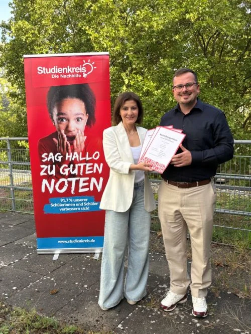 Übergabe der Nachhilfestipendien zum 35-jährigen Jubiläum im Studienkreis Hofheim. Von links nach rechts: Nana Chikhi (Studienkreisleiterin Hofheim am Taunus) und Wilhelm Schultze (Bürgermeister der Stadt Hofheim am Taunus)