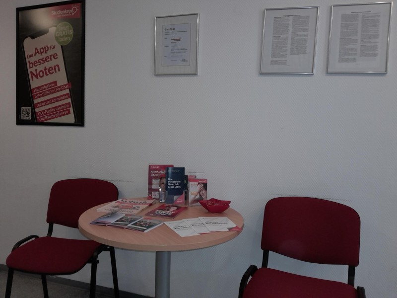 Infotisch im Wartebereich