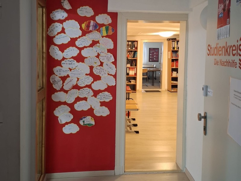 Eingangsbereich mit roter Wand