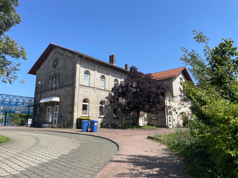 Gebäude außen vom Parkplatz