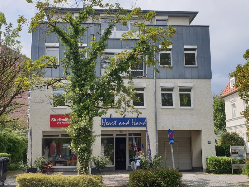 Außenansicht Eingang Straße