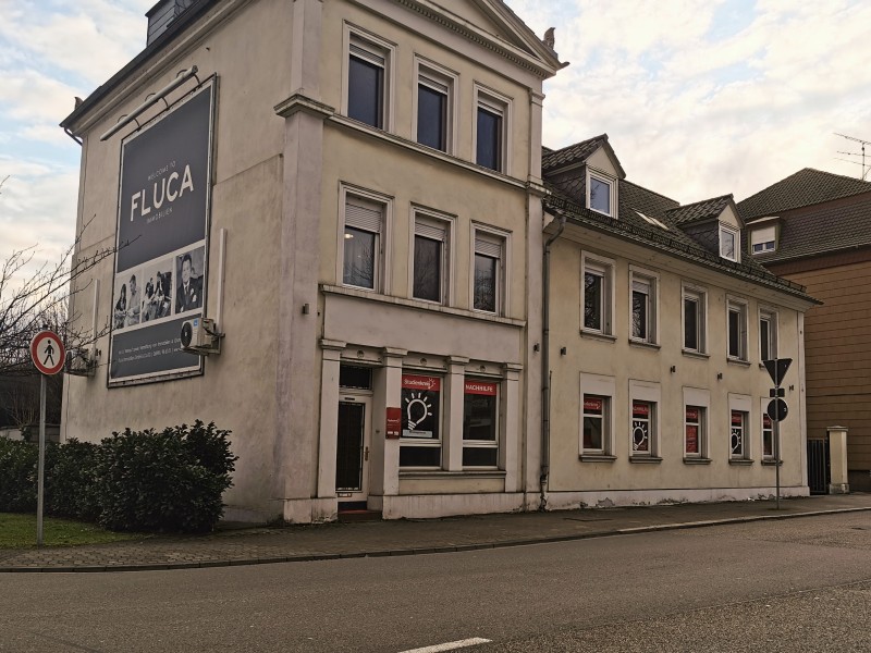 gegenüber Schwimmbad