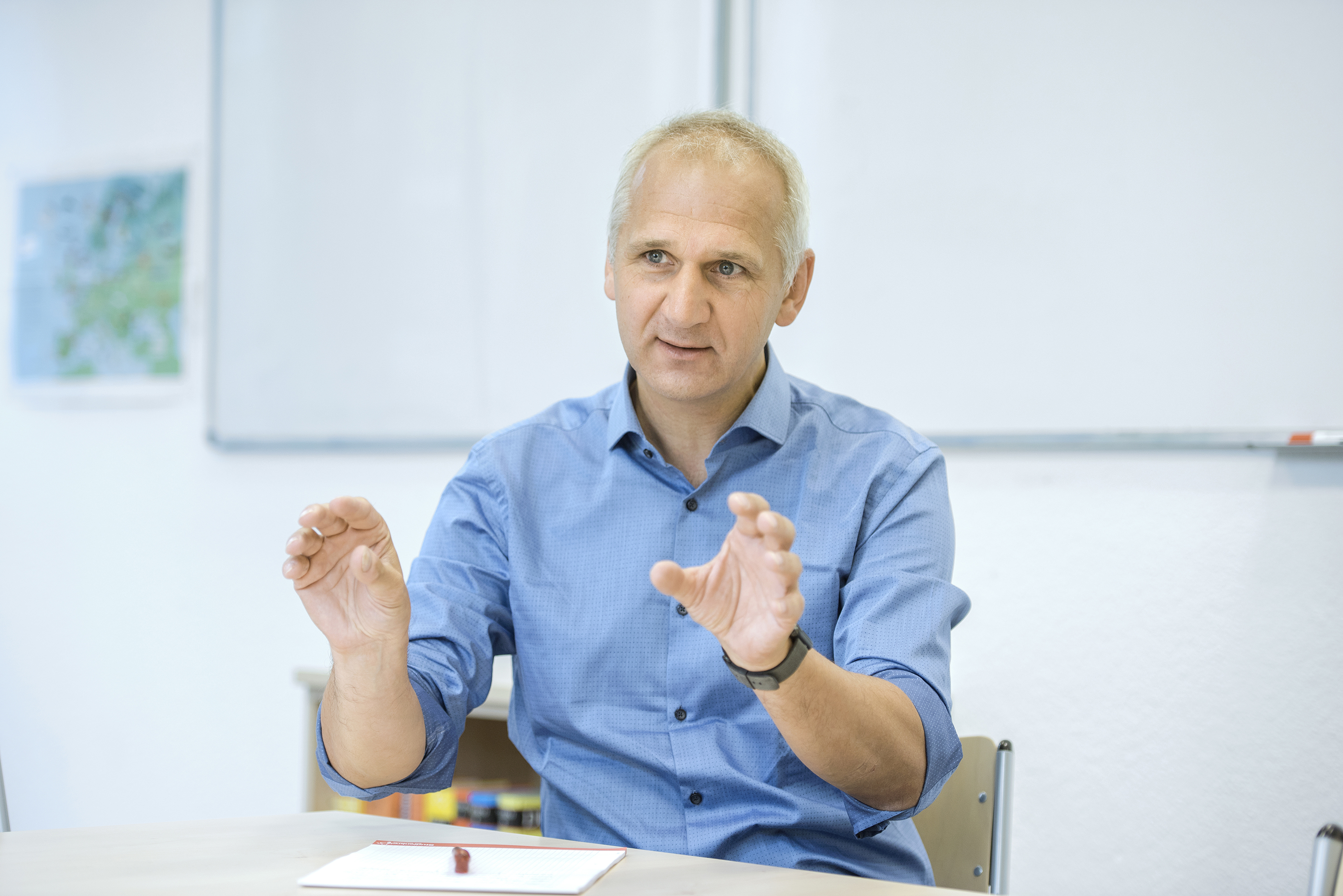 Max Kade ist ausgebildeter Gymnasiallehrer für Deutsch und Geschichte. Er ist derzeit pädagogischer Leiter des Nachhilfeanbieters Studienkreis.