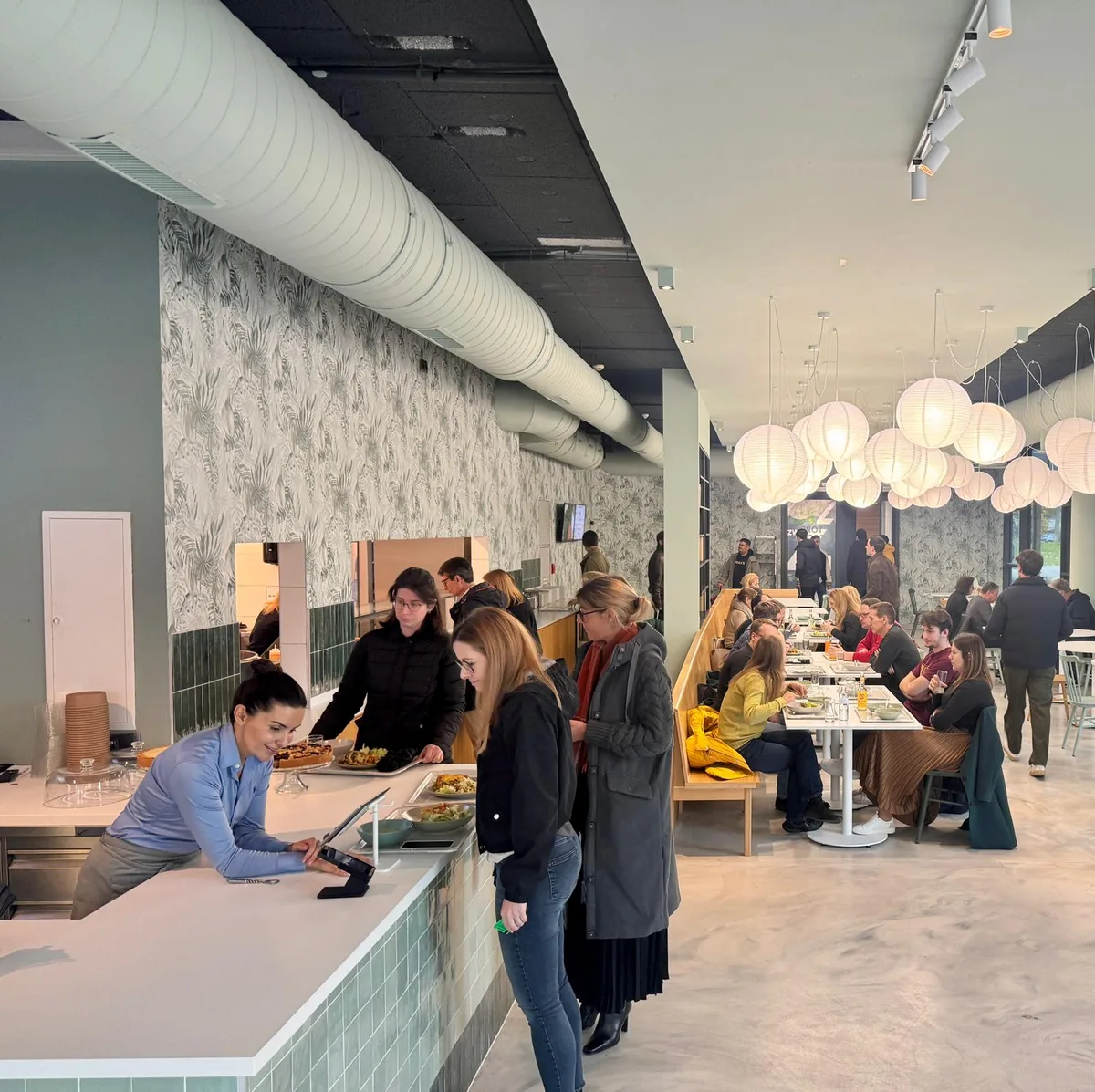 Topf & Deckel Vorgartenstraße – Ausgabe mit frischen Bowls und Kuchen
